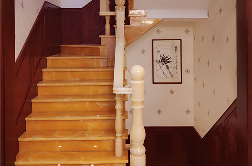道孚中式别墅室内汉白玉石楼梯的定制安装装饰效果